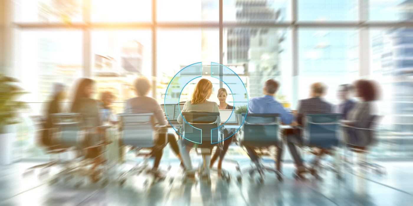 Ein Team sitzt gemeinsam im modernen Besprechungsraum und arbeitet an Auswertungen, die das Kreditbenchmarking widerspiegeln – unterstützt durch die Analysen von EMPORIAS.