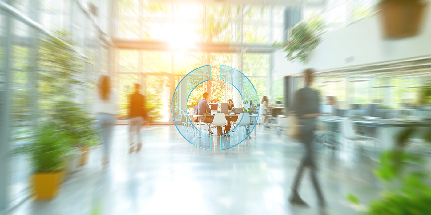 Ein modernes, helles Büro mit Mitarbeitenden an gemeinsamen Arbeitsplätzen symbolisiert die Neuausrichtung der Marktfolge Passiv, unterstützt durch die strategische Begleitung von EMPORIAS.