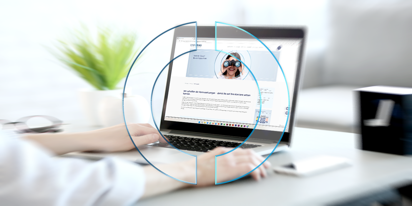 Eine Person arbeitet an einem Laptop, auf dessen Bildschirm die EMPORIAS-Karriereseite zu sehen ist, eingerahmt von der kreisförmigen EMPORIAS Lupe als gestalterischem Element.