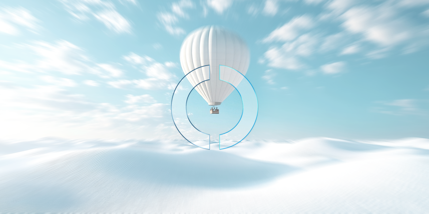 Ein weißer Heißluftballon schwebt über einer hellen weißen Wüstenlandschaft, überlagert von der kreisförmigen EMPORIAS Lupe als zentrales Gestaltungselement.