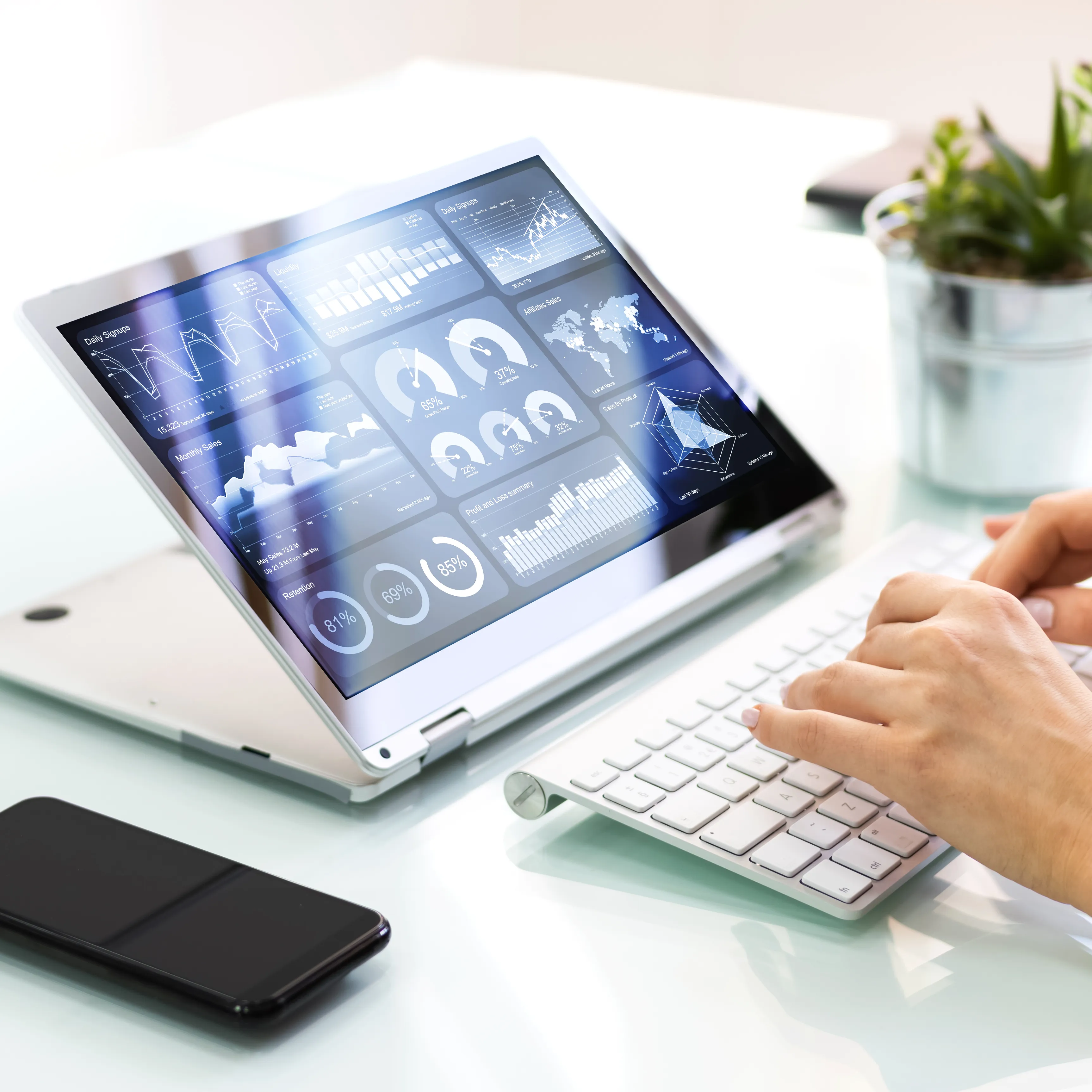 Laptop bei EMPORIAS, auf dem Bildschirm wird das Arbeiten mit dem Kennzahlen-Cockpit dargestellt.