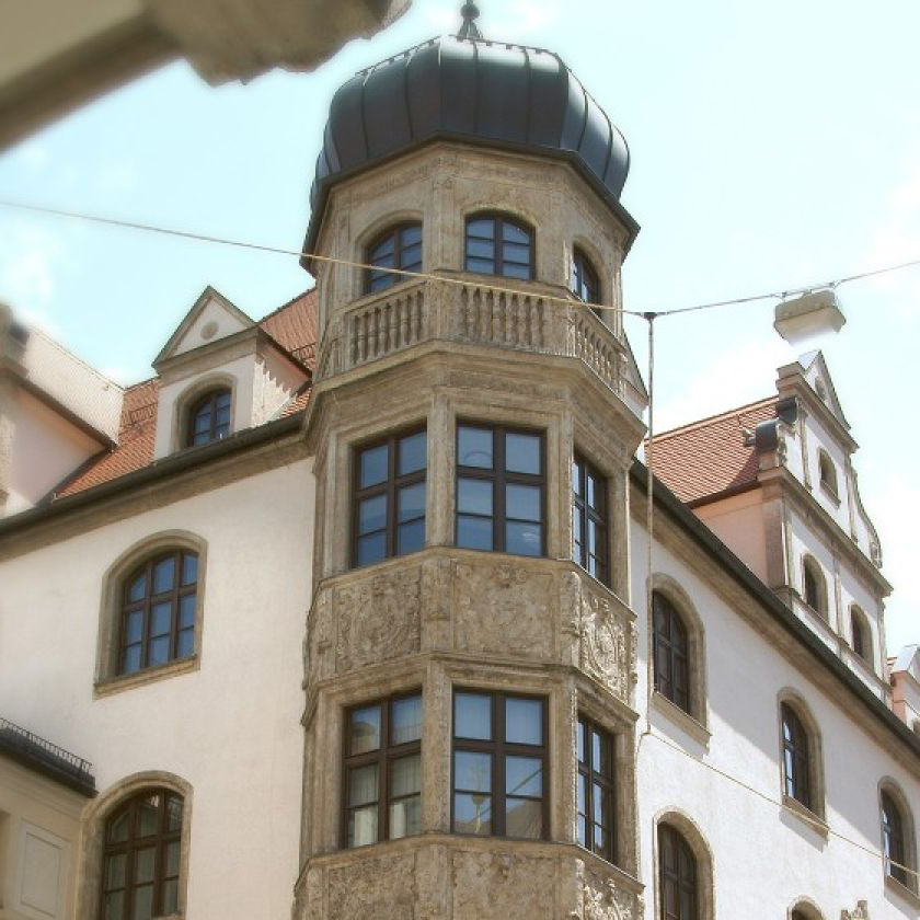 Stadtsparkasse München, zu sehen ist der Turm des Gebäudes in der Innenstadt.