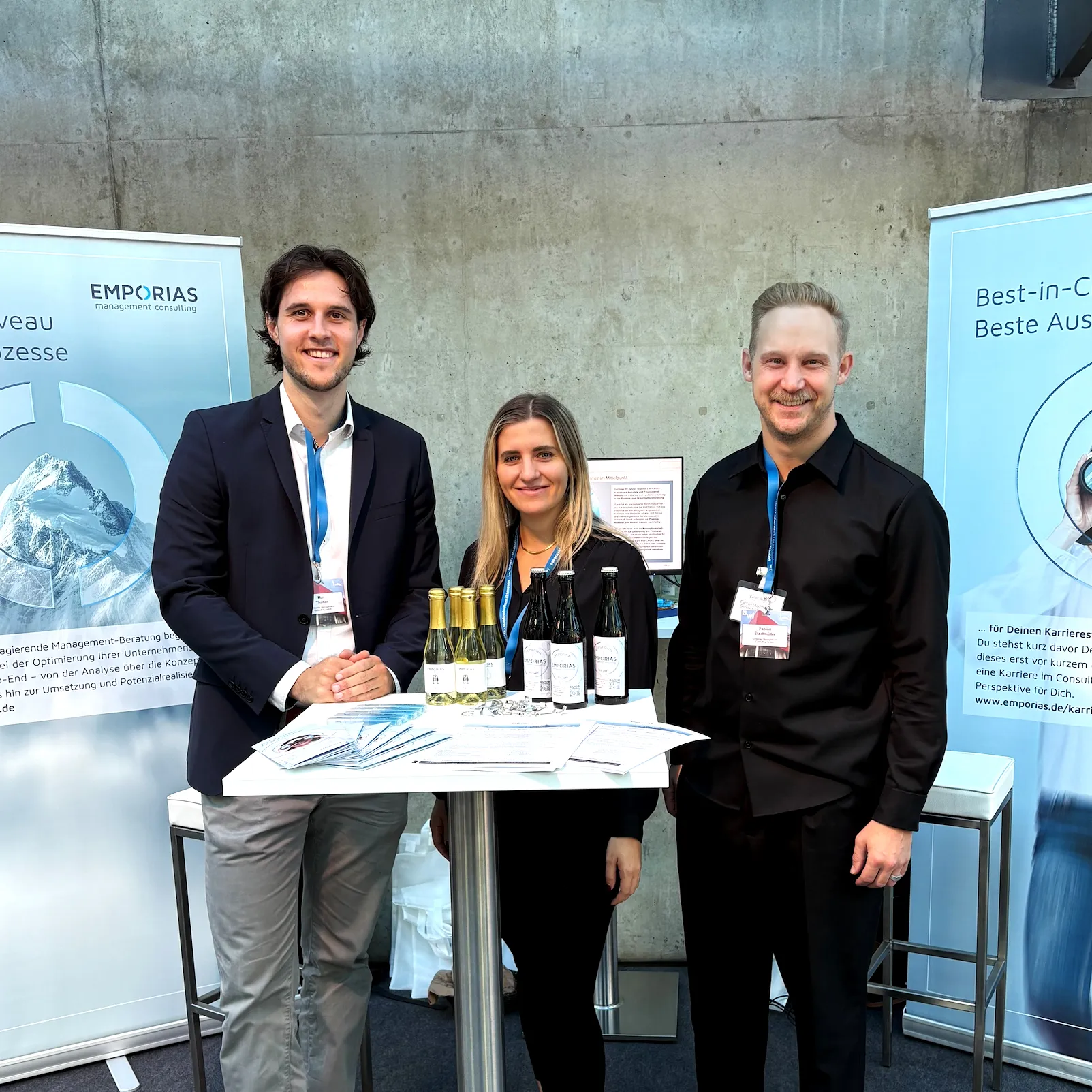 EMPORIAS Mitarbeiter stehen am Stand bei der HOKO, Hochschulkontaktmesse in München