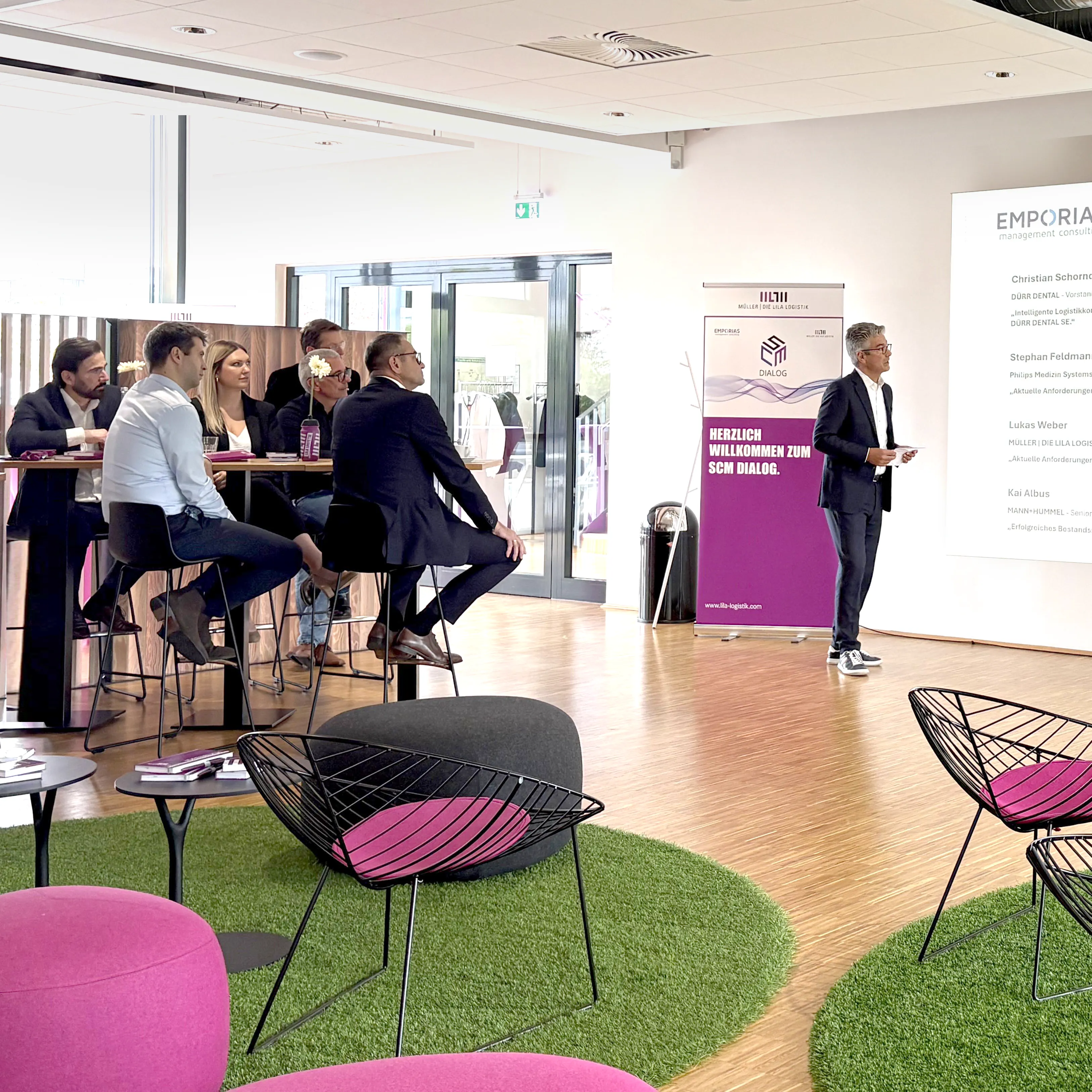 Dr. Carsten Jacobi hält einen Vortrag beim SCM Dialog