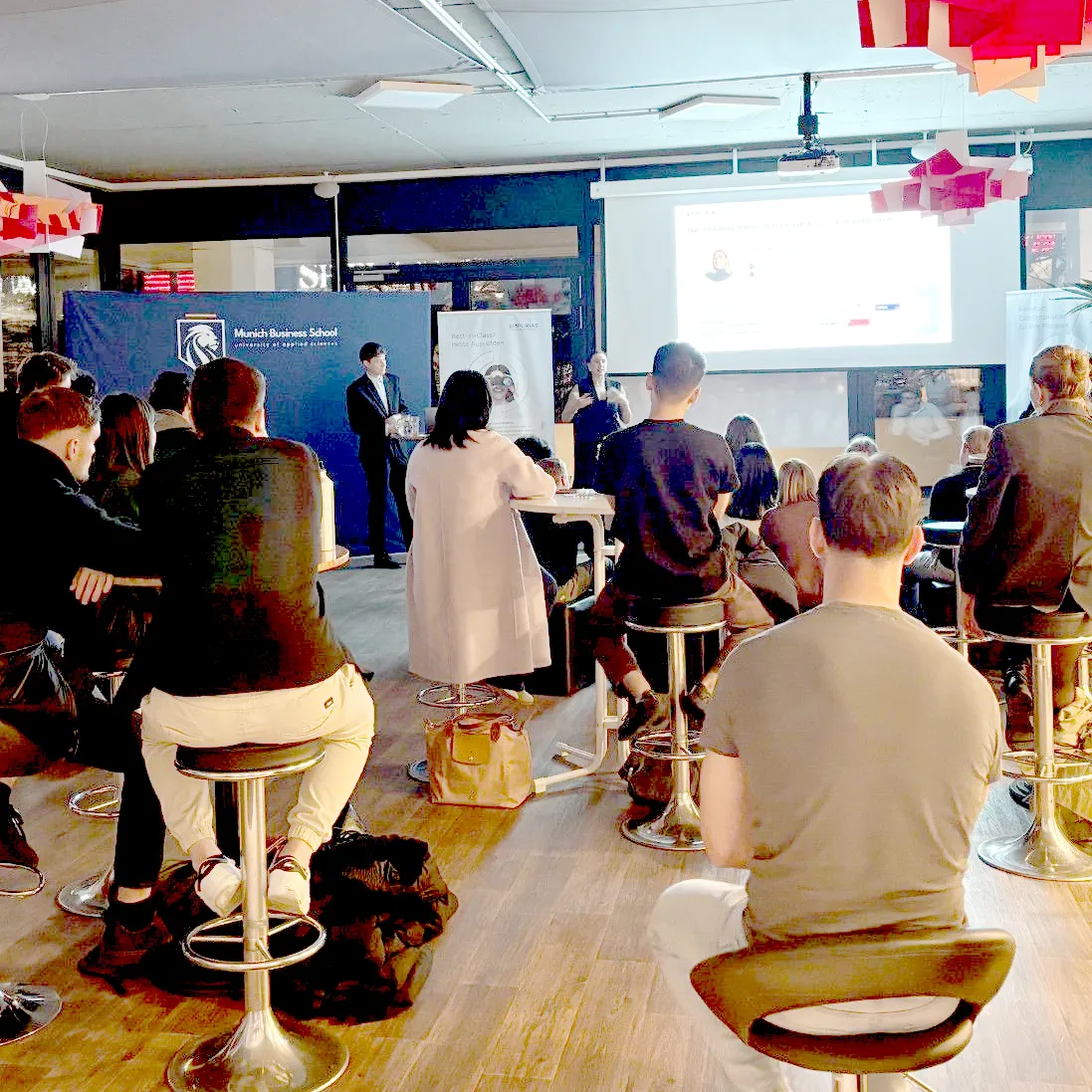 EMPORIAS Mitarbeiter halten einen Vortrag an der MBS Career Night.