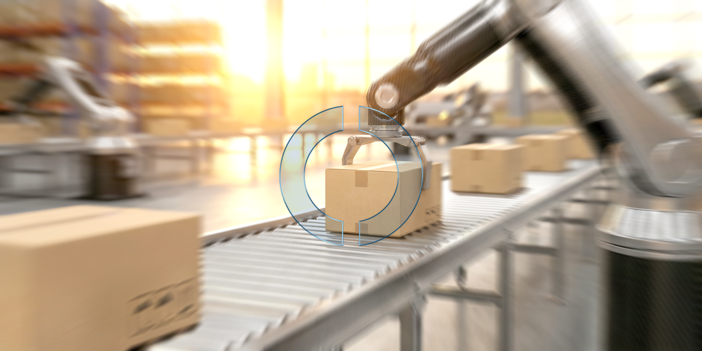 Ein automatisierter Greifarm bewegt Kartons über ein Förderband und veranschaulicht effiziente, digital unterstützte Prozesse entlang der industriellen Wertschöpfungskette