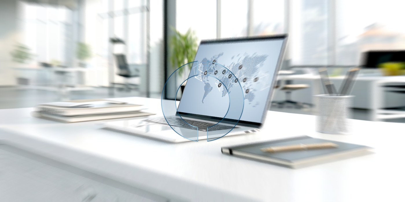 Ein Laptop zeigt eine digitale Weltkarte mit markierten Standorten und Verbindungen und veranschaulicht die datenbasierte Planung und Optimierung globaler Transportnetzwerke.