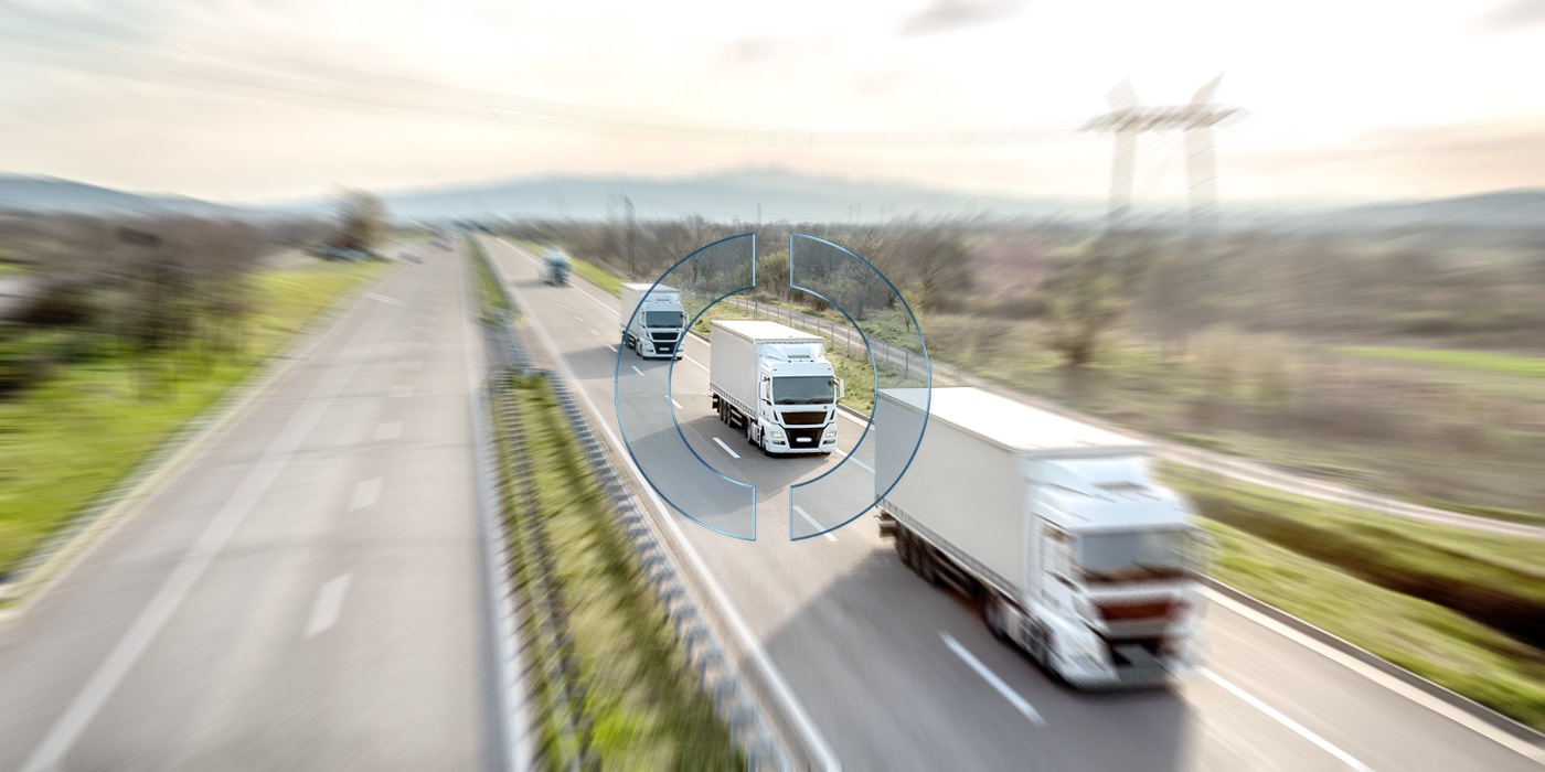 Mehrere Lkw bewegen sich koordiniert auf einer Autobahn und stehen sinnbildlich für eine ganzheitliche Transformation der Supply Chain hin zu abgestimmten, leistungsfähigen und zukunftsfähigen Prozessen.