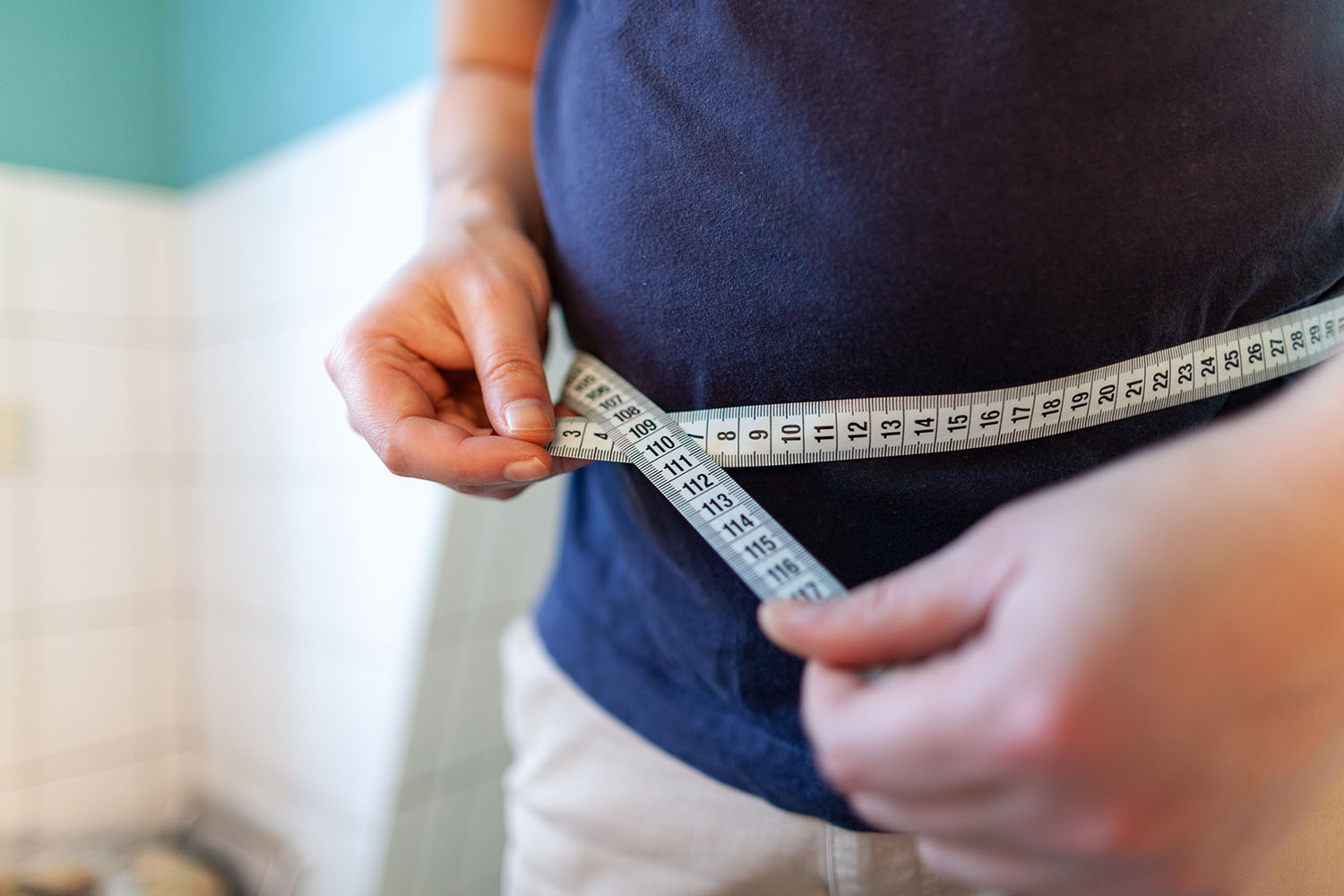 Person holding their stomach in discomfort – leaky gut and digestive symptoms