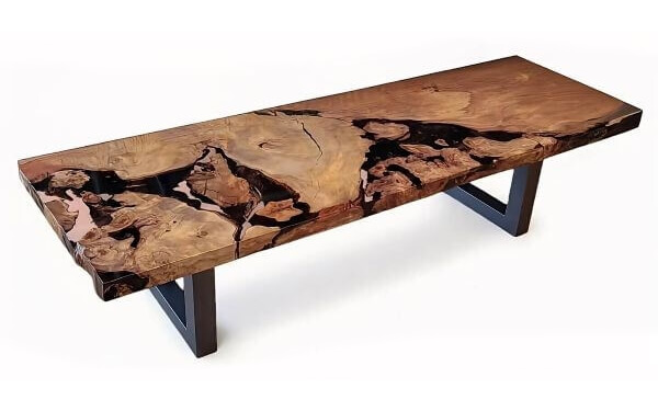 Großer Designtisch mit spezieller Massivholz Tischplatte aus einem Stück mit Rinde und goldenem Bernstein in Epoxidharz als besonderer Holztisch
