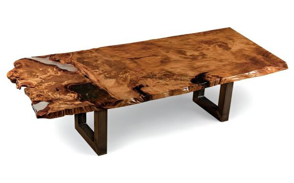 Einzigartiger Designtisch und ausgefallener Esstisch als besonderes Designmöbel mit skulpturalen Baumkanten handgefertigt nach Maß