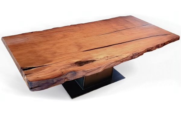 Designtisch und extravaganter Design Esstisch mit Massivholz Tischplatte aus ein Stück Baumstammholz mit Baumkanten als Baumstammtisch