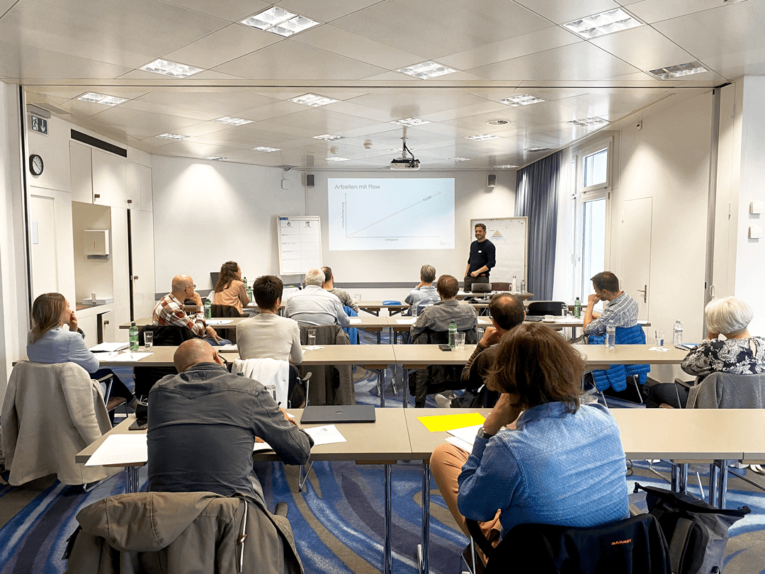 Unsere Gedanken steuern, wie wir Herausforderungen begegnen. Im Halbtagesworkshop «Positiver Mindset» lernen Teilnehmende, Gedanken achtsam zu lenken – für mehr Klarheit und Selbstvertrauen.
