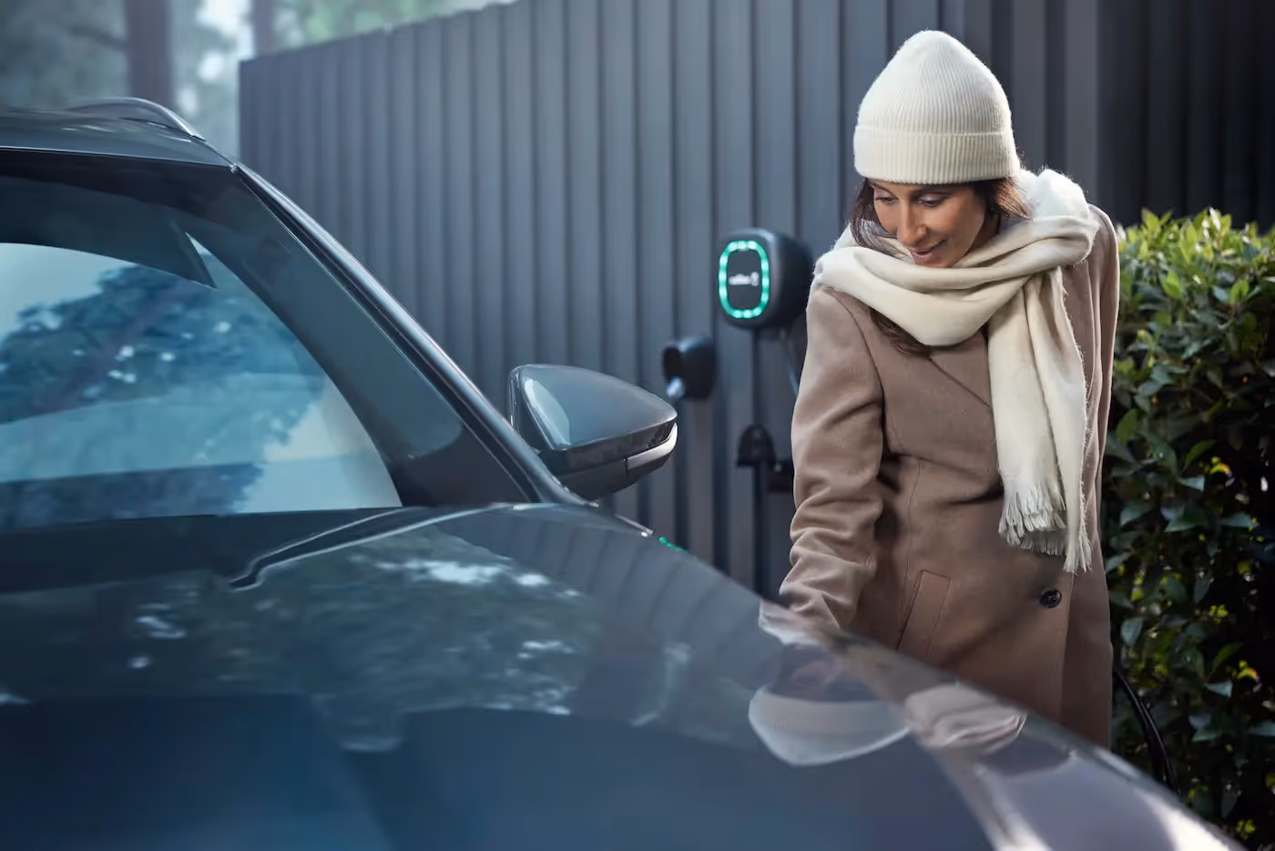 Een elektrische auto wordt opgeladen met een Wallbox thuislaadbox.