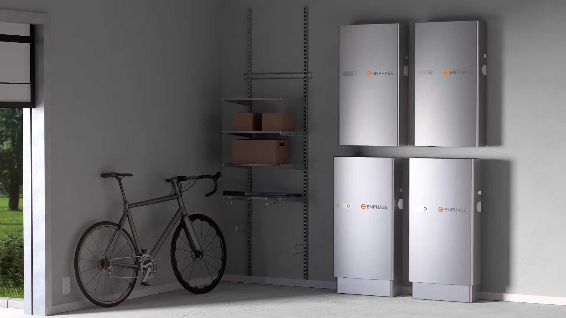 Een garage met meerdere Enphase thuisbatterij installaties aan de muur.