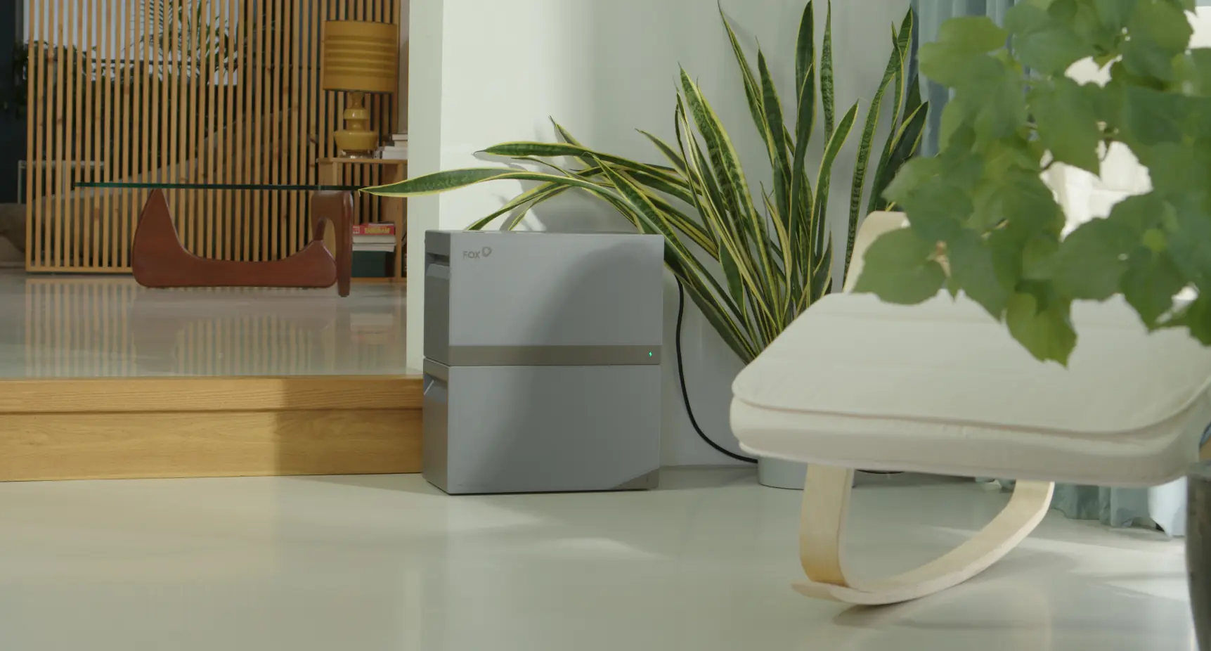 Een FoxESS plug-in batterij met een uitbreiding er op gestapeld, staan in een woonkamer.
