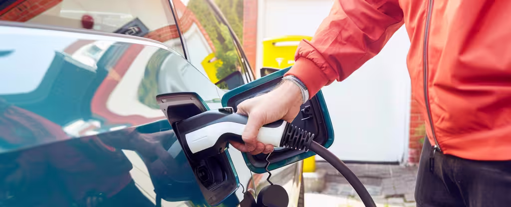 Auto wordt handmatig opgeladen