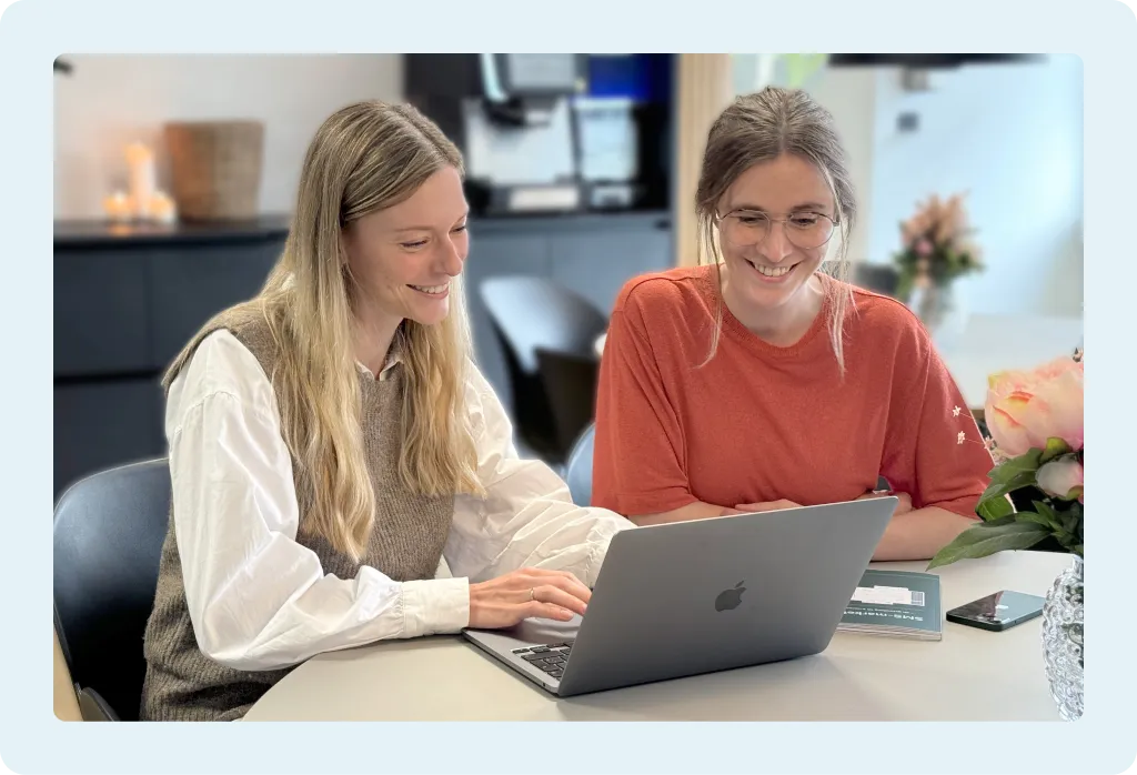 Billede af to marketingmedarbejdere