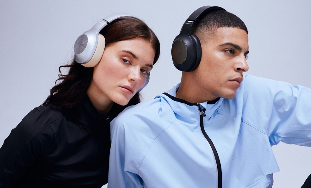 Billede af to personer der sidder med SoundLivings høretelefoner på