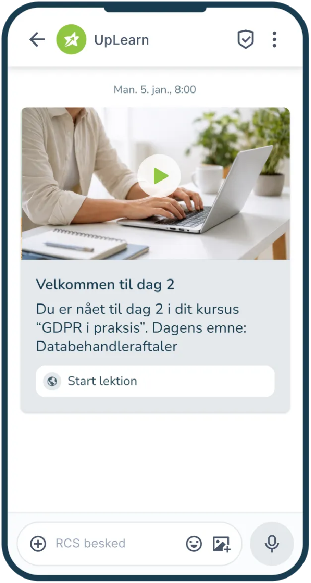 RCS-besked fra UpLearn med introduktion til dag 2 i GDPR-kursus. Video og knap til at starte lektionen vises.