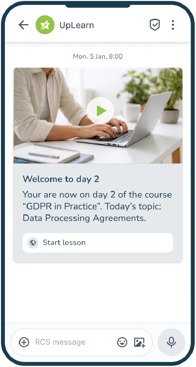 RCS-melding fra UpLearn med introduksjon til dag 2 av GDPR-kurset. Videoen og knappen for å starte leksjonen vises.