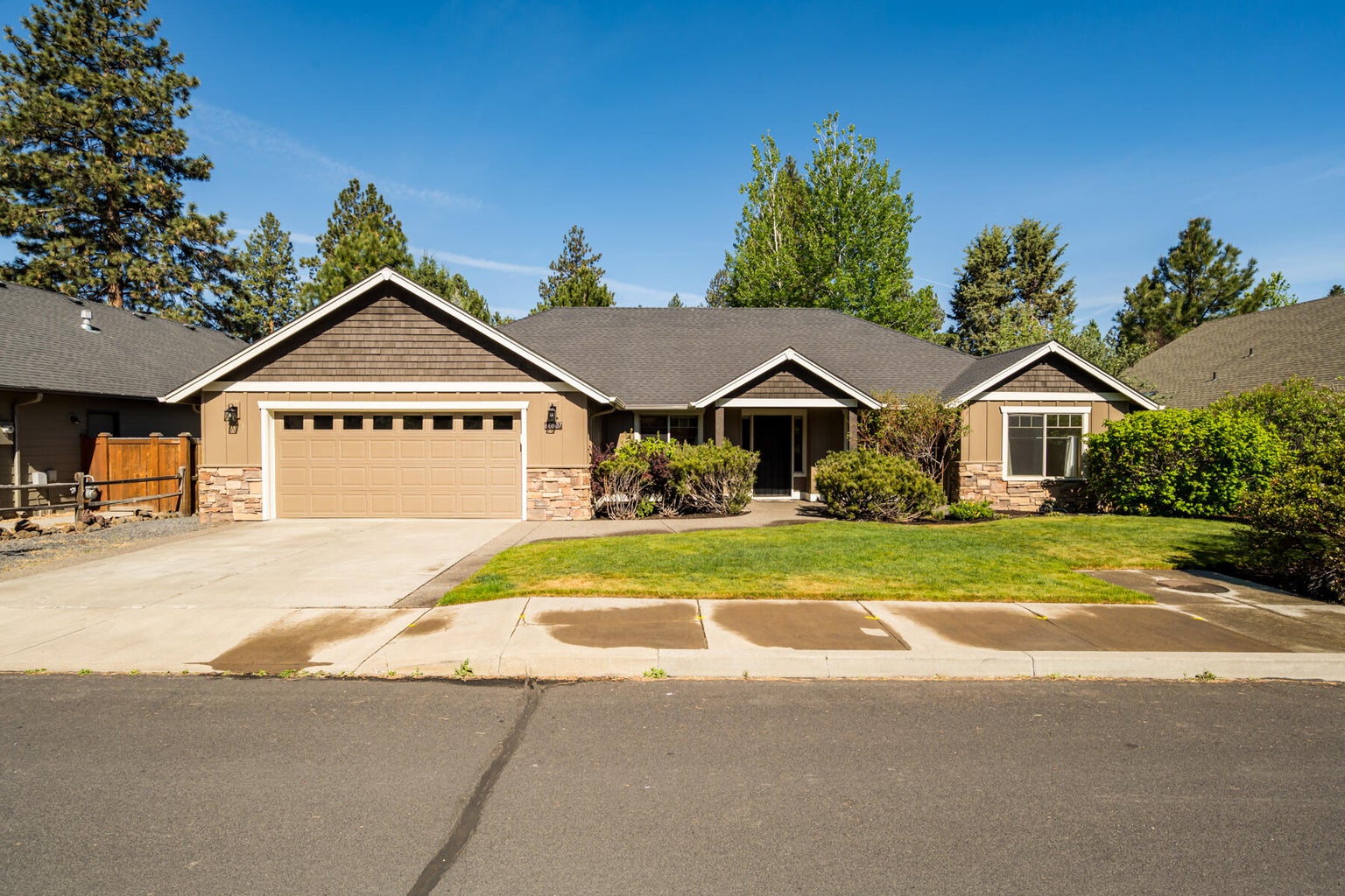 Front exterior of 2008 NE Cradle Mountain Way in Bend, Oregon