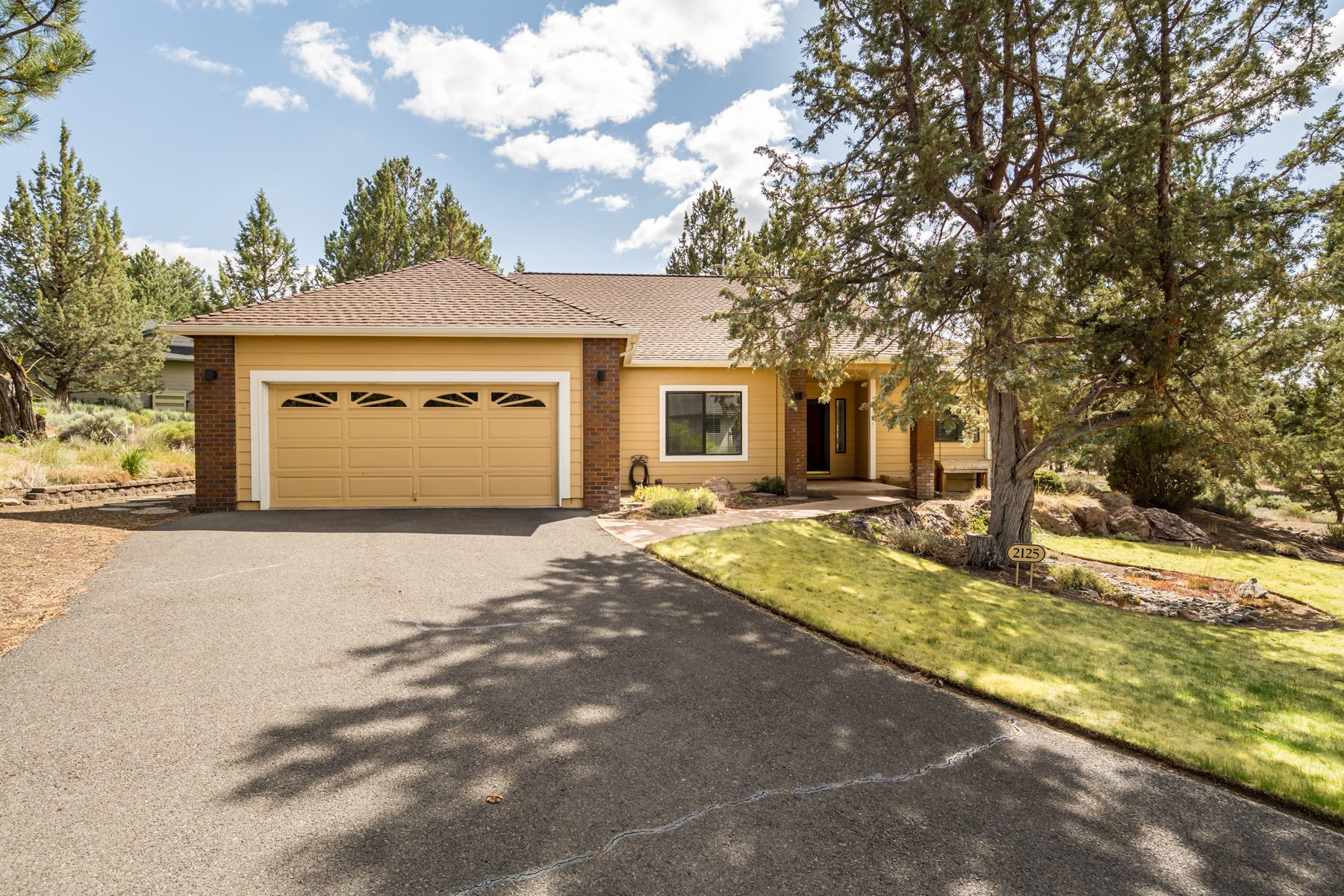 Front exterior of 2008 NE Cradle Mountain Way in Bend, Oregon
