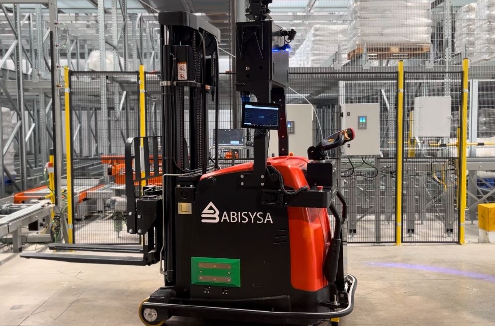 AGV transpaleta autónomo operando en almacén industrial
