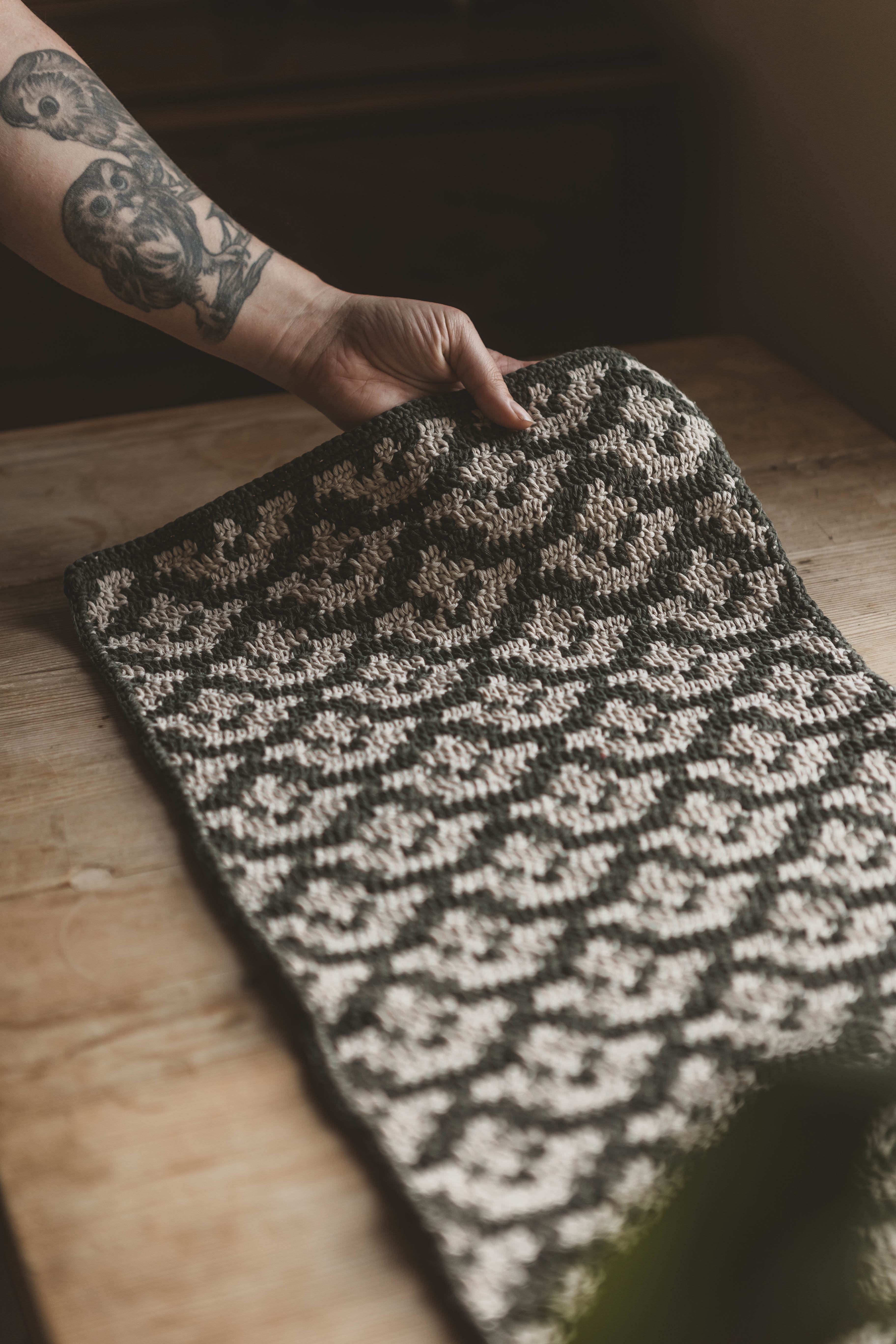 Crochet table runner “Tilde”