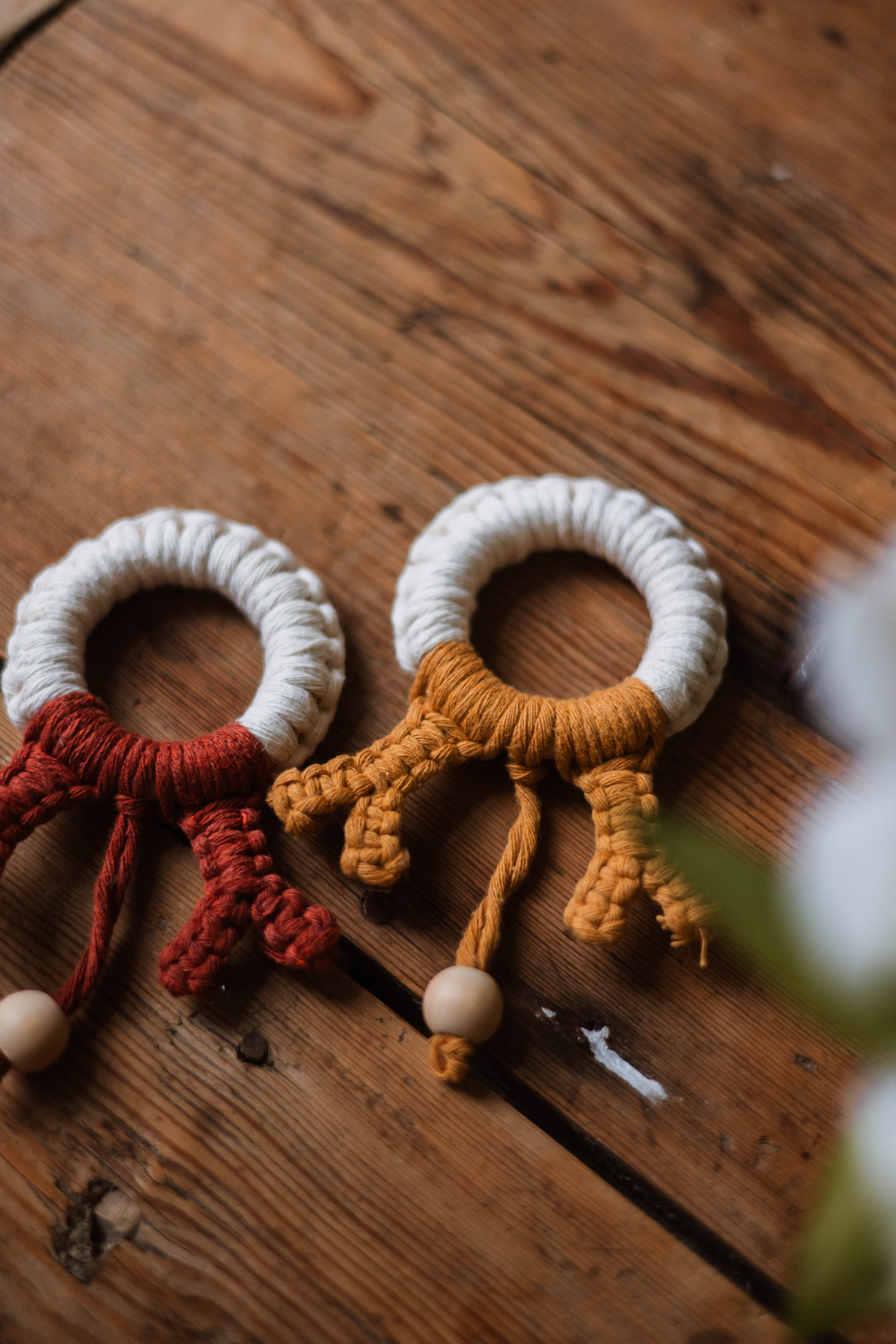 Makramédekoration ren "Holly"