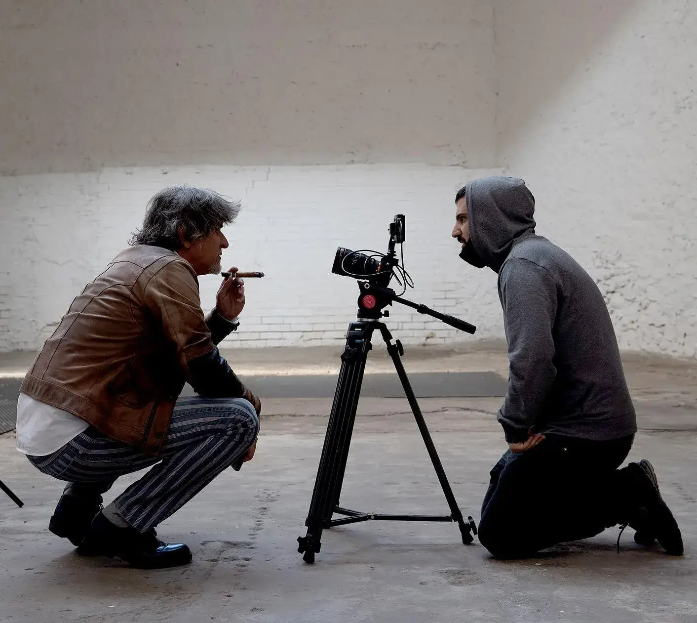 Foto di Federico Videtta di fronte ad un suo collaboratore.