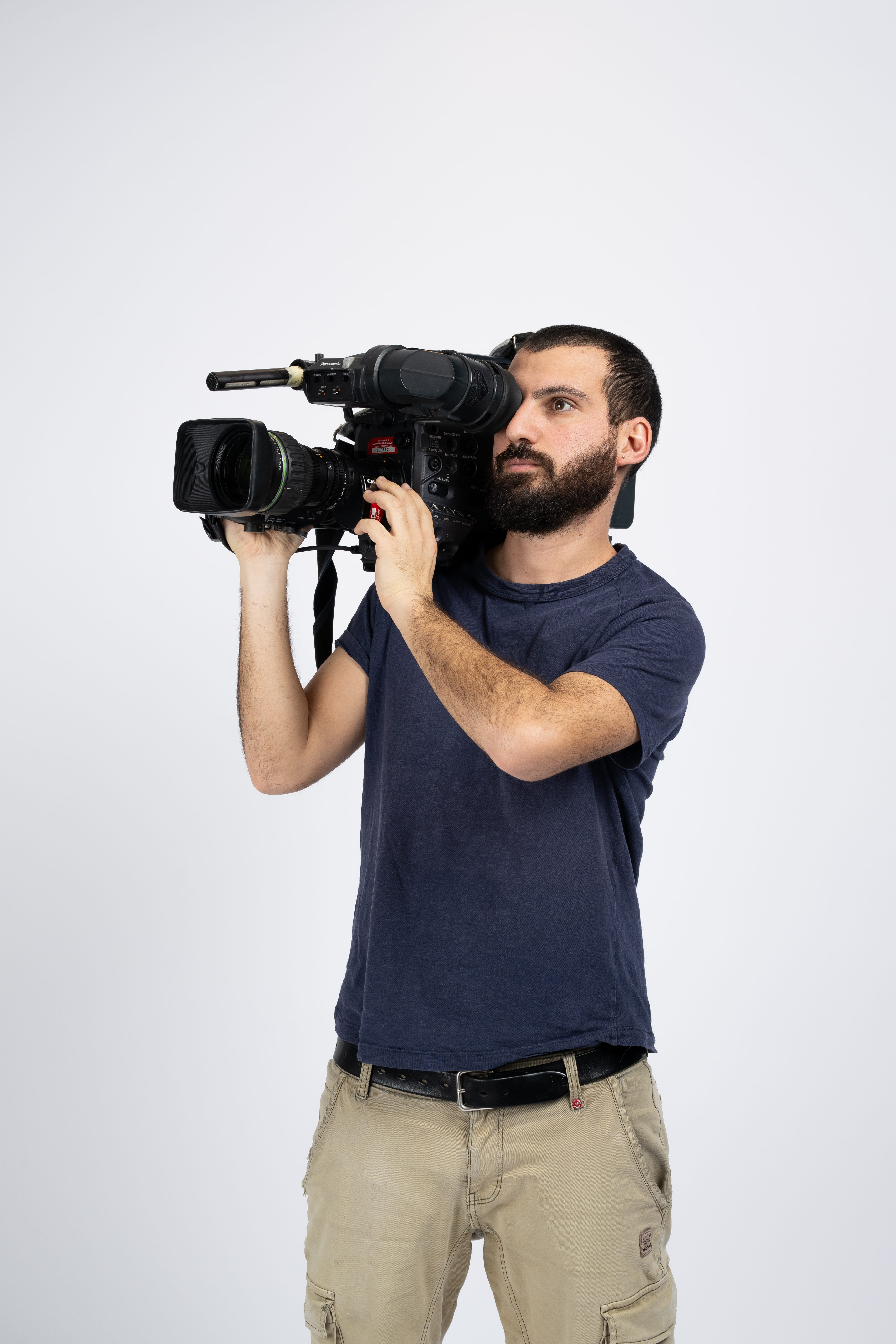 Foto di Federico al lavoro con una videocamera