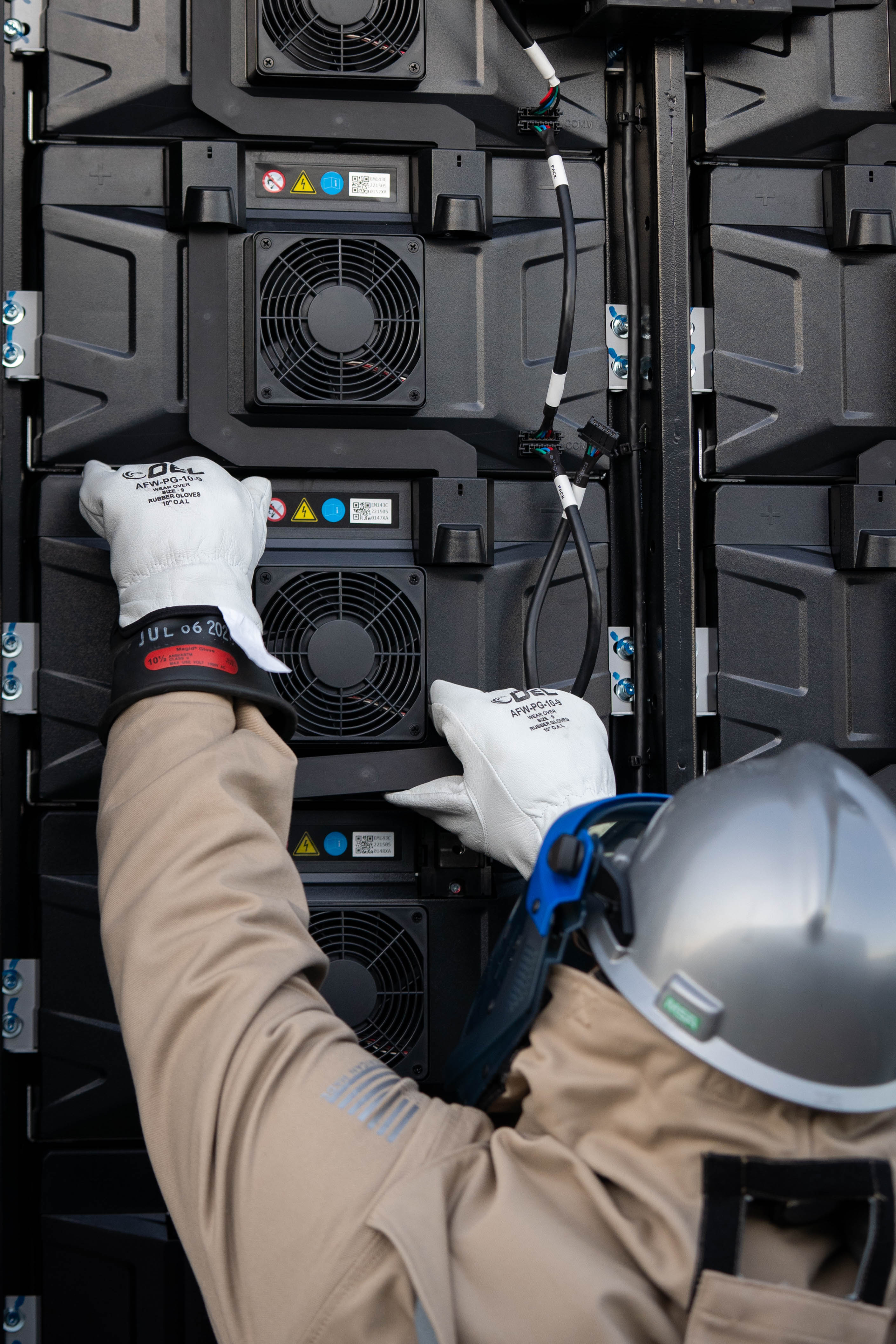 construction personnel finalize commissioning at a Jupiter battery site.