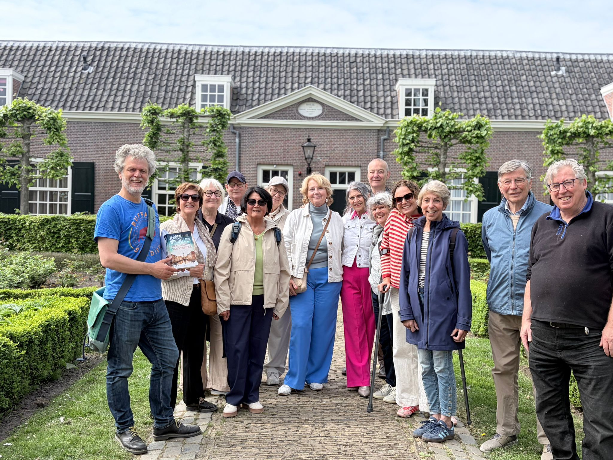 Groep leden tijdens een stadswandeling in Delft
