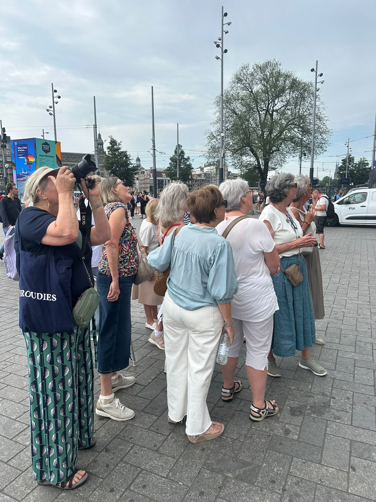 Leden tijdens een stadswandeling in Amsterdam