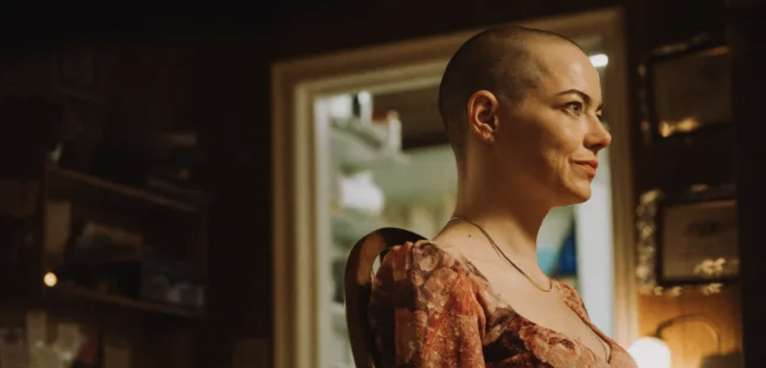 Bugonia: Yorgos Lanthimos zet Venetië op scherp met surrealistische sciencefictionkomedie