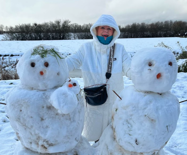Hoera sneeuw!  Sleeën – schaatsen – skiën – wandelen en… vallen