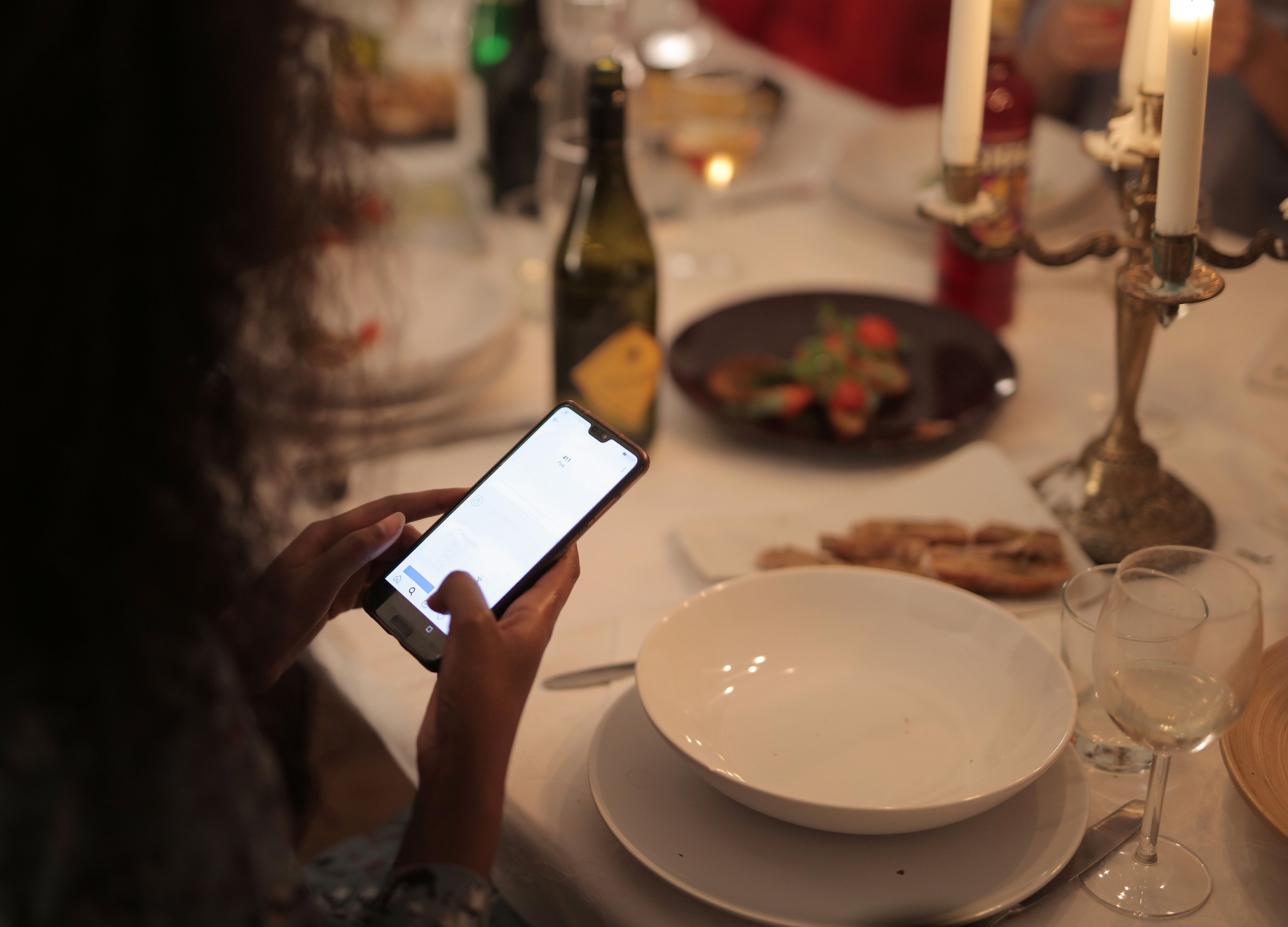 Leg je telefoon eens naast je neer