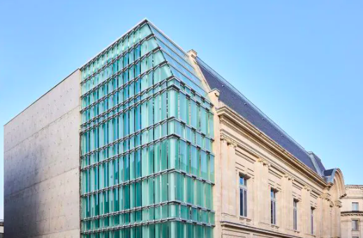 Het kleine Louvre van Bayonne is terug