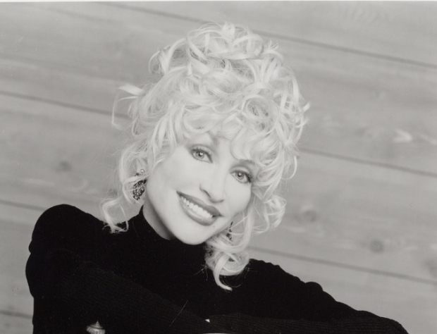 Dolly Parton (1946–2026): de vrouw die nooit toestemming vroeg om zichzelf te zijn