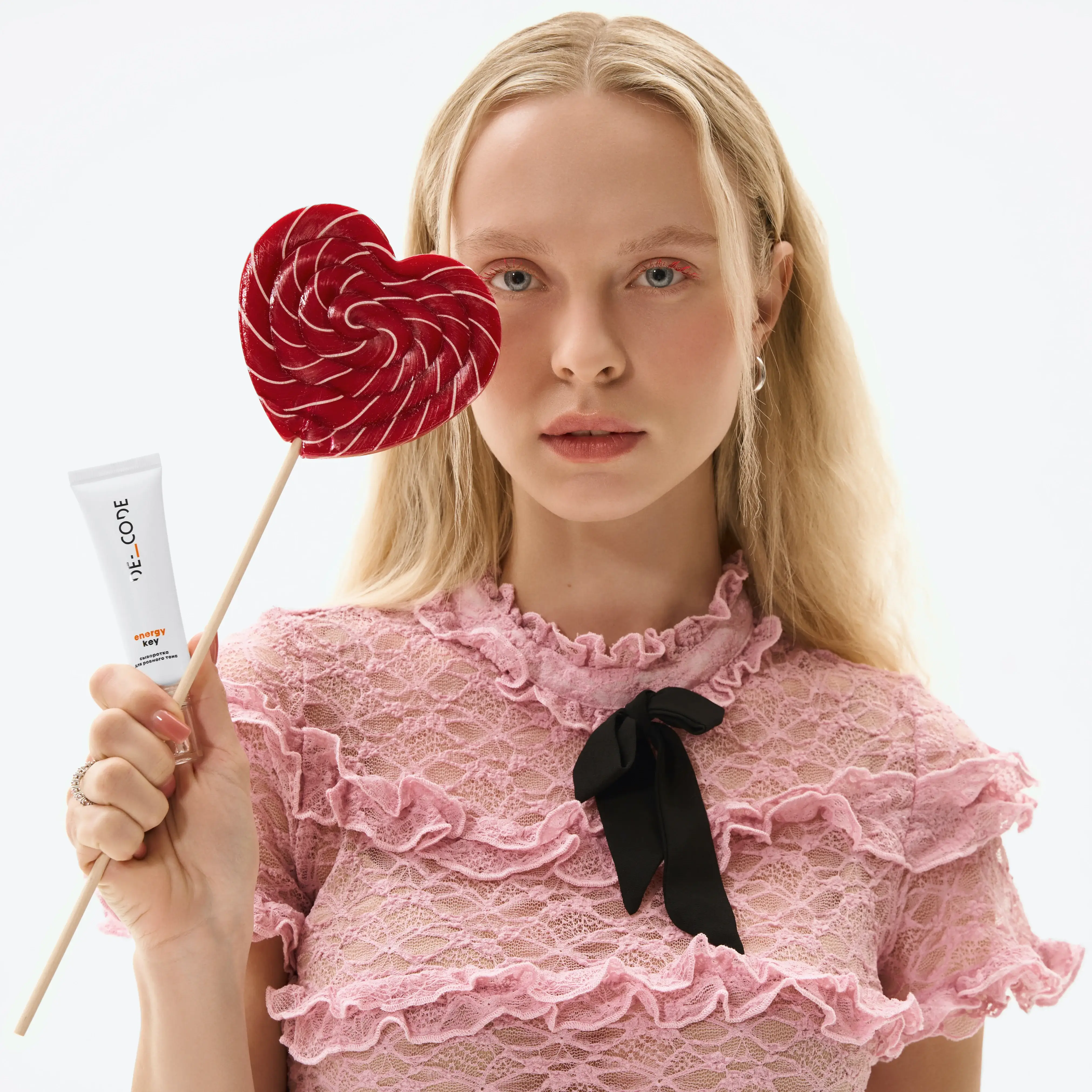 Девушка с тюбиком крема