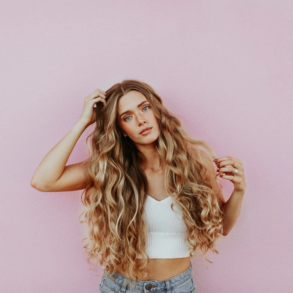 Стойкая вечерняя укладка: объем и фиксация без лишнего лака