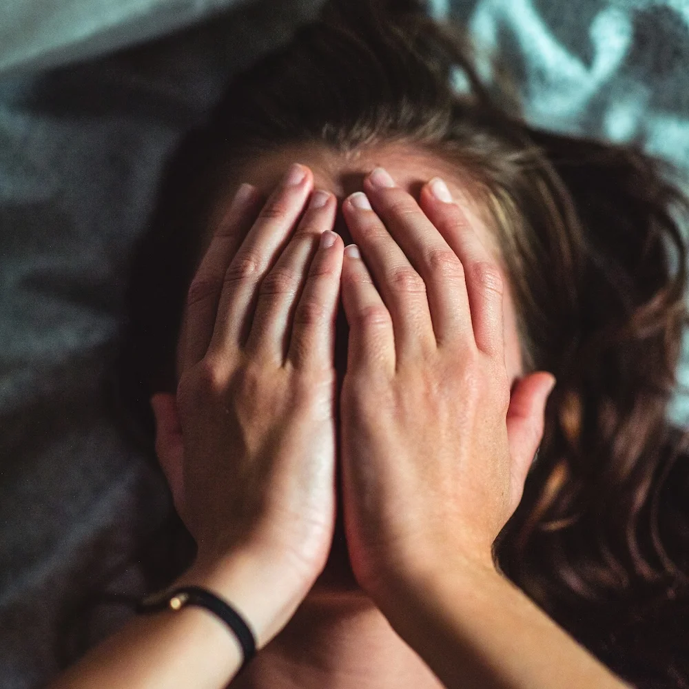 Эмоциональное выгорание и кожа: как распознать и разорвать порочный круг