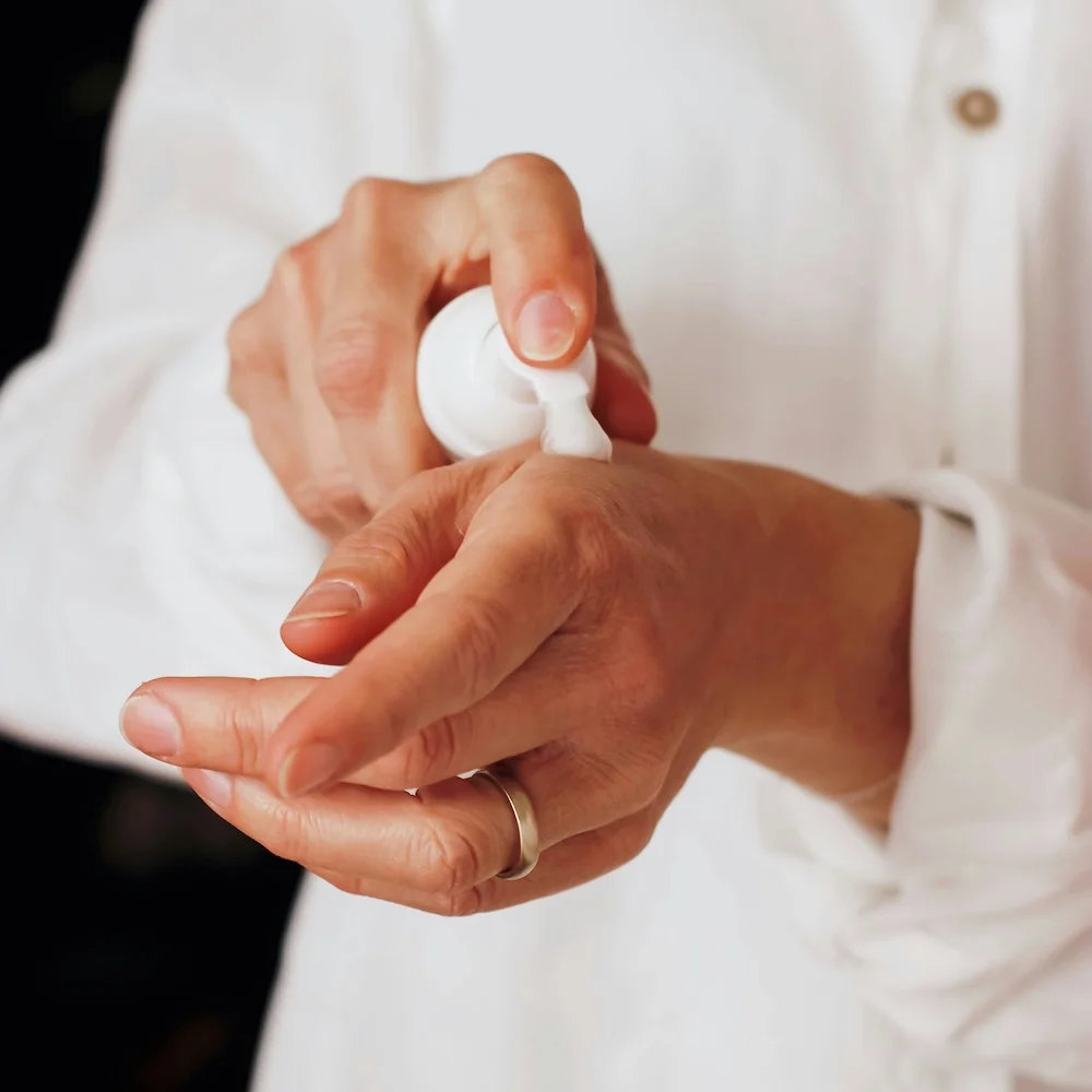 Больше, чем просто сухость: о каких дефицитах сигнализируют шелушение и раздражение кожи?