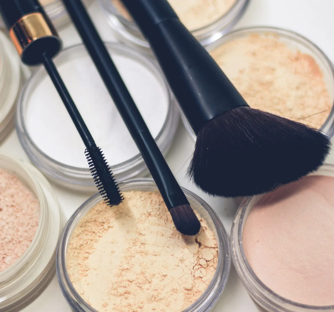 Как выбрать пудру: рассыпчатая, прессованная или кремообразная — для каких целей и какого типа кожи подходит каждая