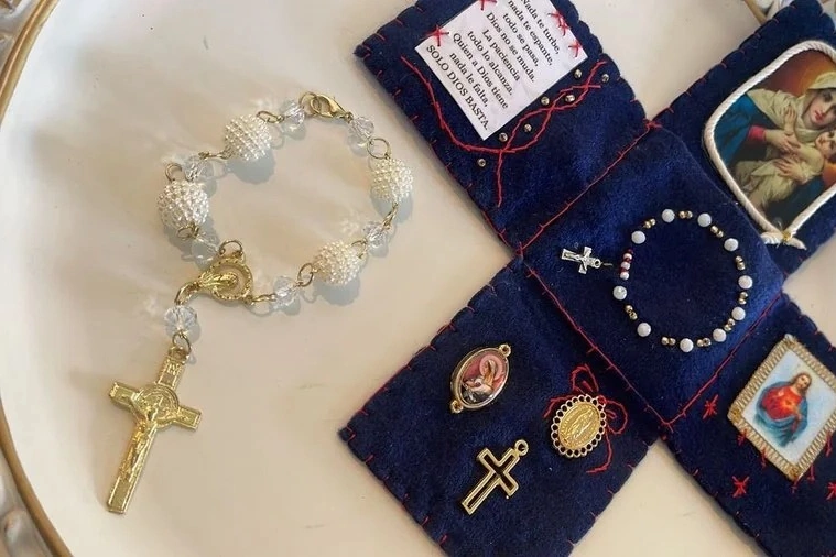 Este evento para damas se llevará a cabo el sábado 31 de enero de 3 a 5 pm: Confeccionaremos altares de bolsillo bajo la guía del Padre Pascual. ¡Es una manualidad devocional divertida que luego podrán hacer con sus hijos, nietos y amigos!