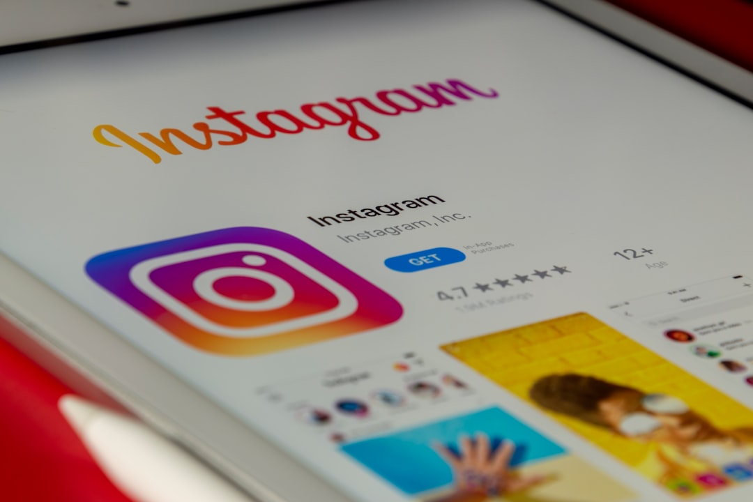 bisnis Instagram di browser laptop — Foto oleh Souvik Banerjee di Unsplash