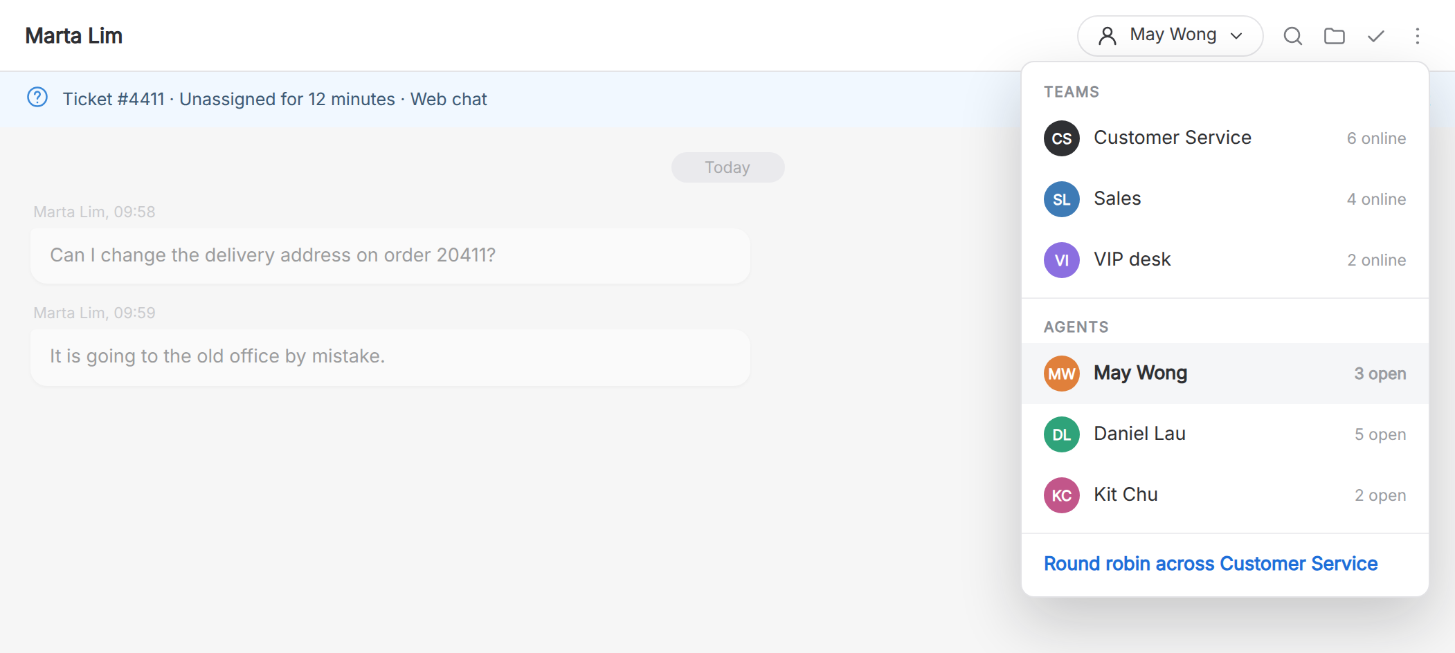 Assigning a web chat conversation in imBee to a team or an agent, with open counts per agent