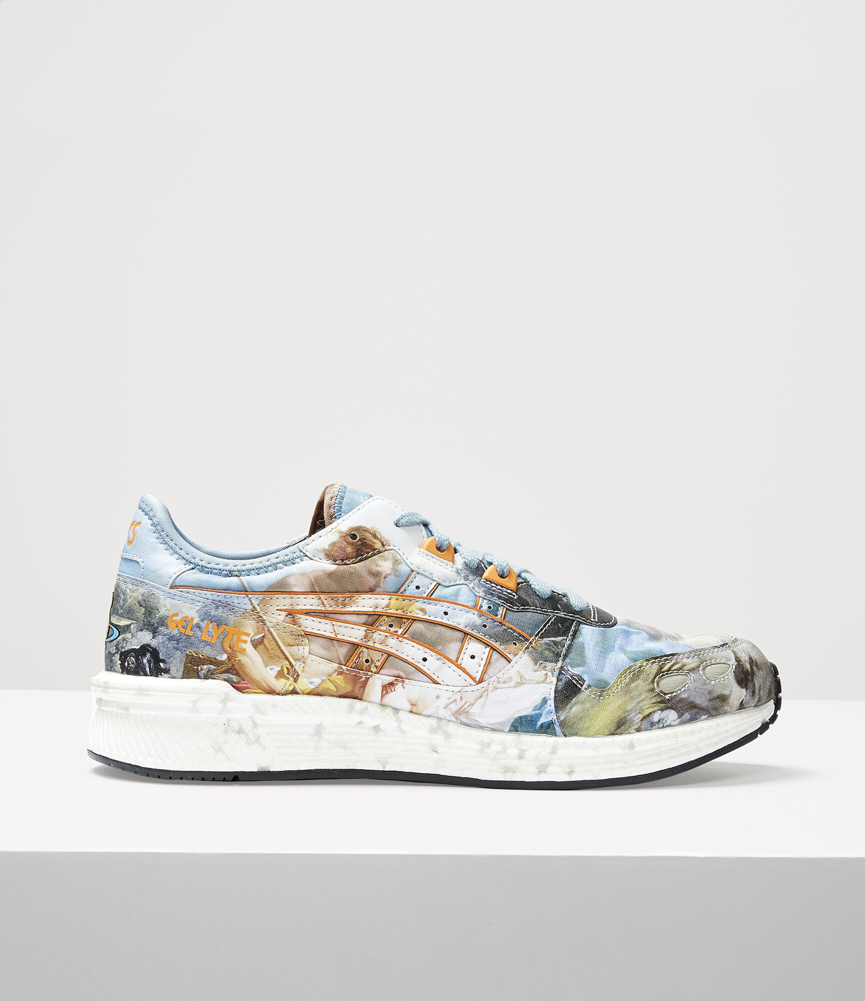 immagine della scarpa da ginnastica, trainer, diegnata da Vivienne Westwood x ASICS con stampato il dipinto della Wallace Collection