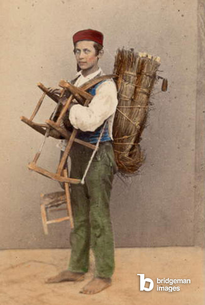 Ritratto di un giovane riparatore di sedie, Venezia. XIX secolo Stampa su cartone Dim. 10,5x6 cm © Archivio Arici / Bridgeman Images